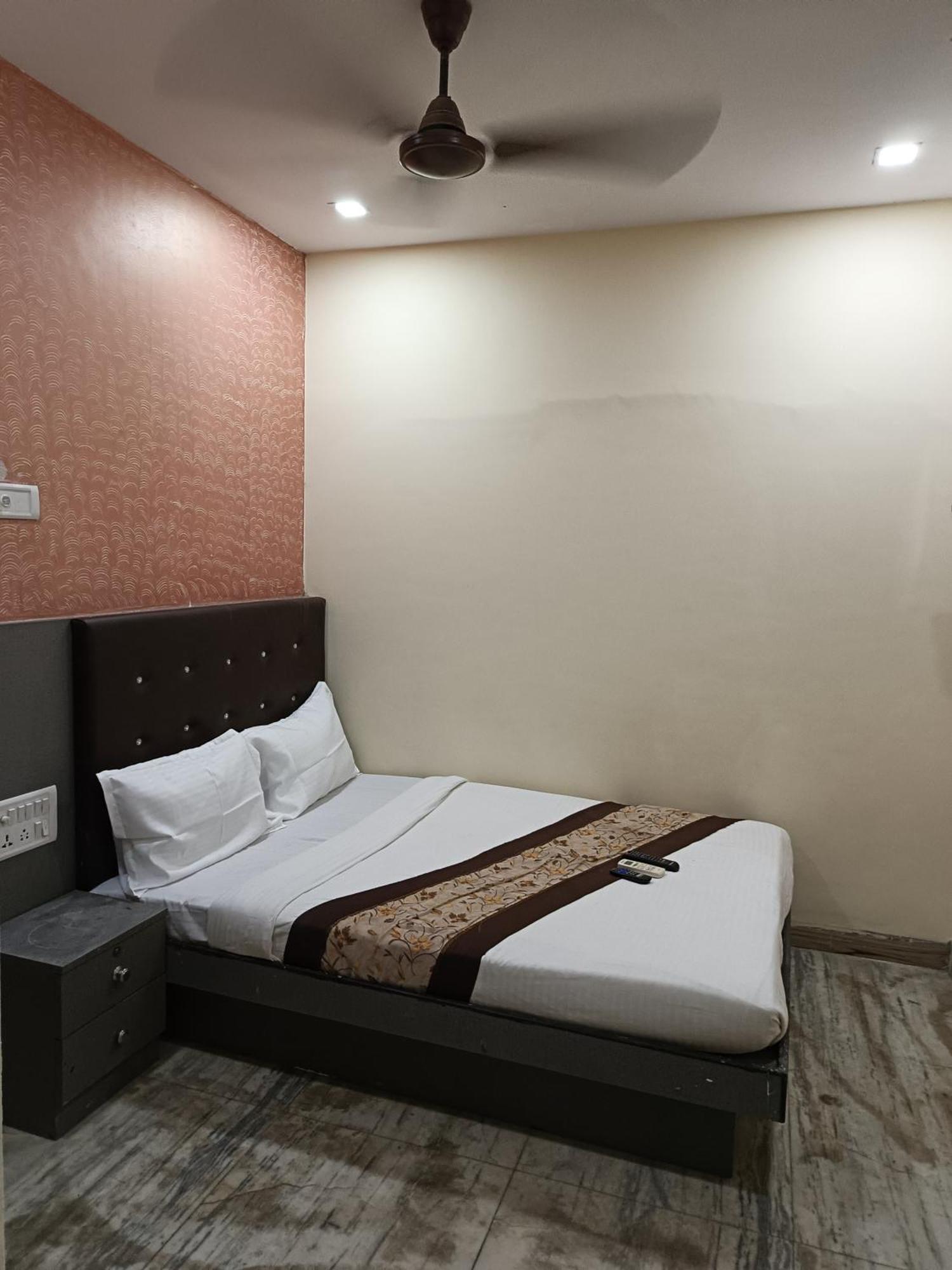 Hotel Urban Comfort Мумбаи Экстерьер фото
